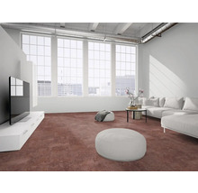 Modernes Wohnzimmer im Loft-Stil mit rotbraunem Teppichboden, hellem Sofa, Sitzhockern und großen Fenstern in hellem Ambiente.