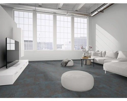 Modernes helles Wohnzimmer im Loft-Stil mit großen Fenstern, dunkelblauem Teppichboden, weißem Sofa und sichtbaren Lüftungsrohren an der Decke.