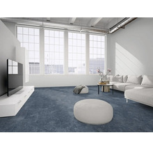 Modernes Wohnzimmer mit blauem Teppichboden, weißem Sofa, weißen Möbeln und großen Fensterfronten.