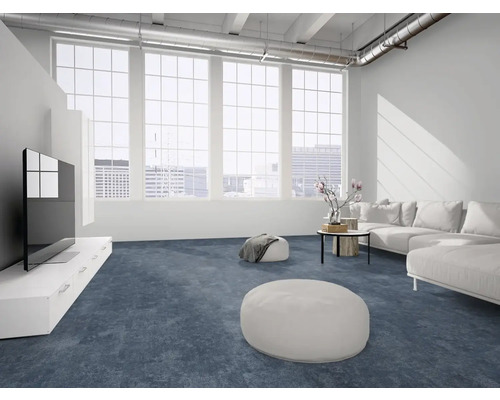 Modernes Wohnzimmer mit blauem Teppichboden, weißem Sofa, weißen Möbeln und großen Fensterfronten.