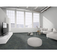 Großzügiges, helles Wohnzimmer im Loft-Stil mit dunklen Teppichfliesen, großen Sprossenfenstern und modernen weißen Möbeln.