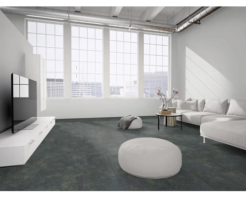 Großzügiges, helles Wohnzimmer im Loft-Stil mit dunklen Teppichfliesen, großen Sprossenfenstern und modernen weißen Möbeln.