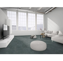 Modernes, helles Wohnzimmer mit dunklem Teppichboden, weißem Sofa, weißem Lowboard und großen Fenstern im Loft-Stil.