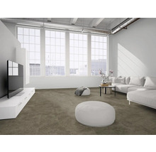 Modernes, helles Wohnzimmer im Loft-Stil mit braunem Teppichboden, weißem Sofa, Poufs und großen Fenstern.