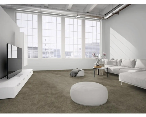 Modernes, helles Wohnzimmer im Loft-Stil mit braunem Teppichboden, weißem Sofa, Poufs und großen Fenstern.