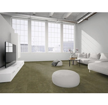 Modernes Wohnzimmer im Industriestil mit olivgrünem Teppichboden, großen Fenstern, weißem Sofa und weißem TV-Board.