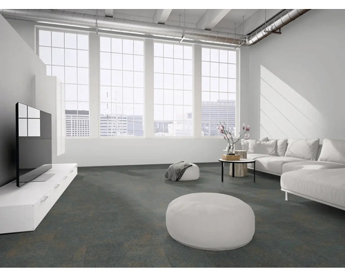 Dunkelgrauer Bodenbelag in einem hellen, großzügigen Wohnzimmer im Industrie-Stil mit weißem Sofa und großen Fensterfronten.