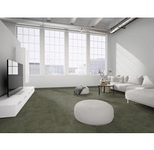 Heller Wohnraum im Loft-Stil mit großflächigem grünem Teppichboden, weißem Sofa, modernen Sitzhockern und großen Fenstern.