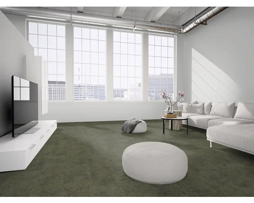 Heller Wohnraum im Loft-Stil mit großflächigem grünem Teppichboden, weißem Sofa, modernen Sitzhockern und großen Fenstern.