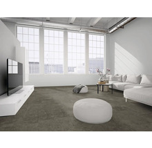 Modernes, helles Wohnzimmer mit dunkelgrauem Teppichboden, weißem Ecksofa, großen Industriefenstern und minimalistischer Einrichtung.