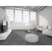 Moderner Wohnbereich im Loft-Stil mit großflächigem, dunkelgrauem Teppichboden, weißem Ecksofa, TV-Board und großen Industriefenstern.
