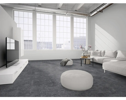 Modernes helles Wohnzimmer im Loft-Stil mit grauem strukturiertem Bodenbelag, weißem Sofa, TV-Board und großen Fensterfronten.