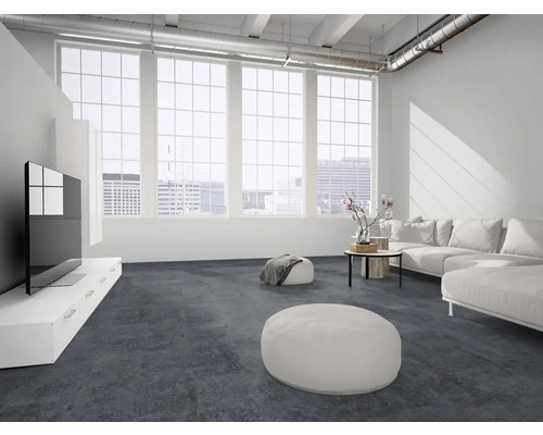 Modernes Wohnzimmer im Loft-Stil mit dunklem Teppichboden, weißem Sofa, großen Fenstern und freiliegenden Lüftungsrohren.