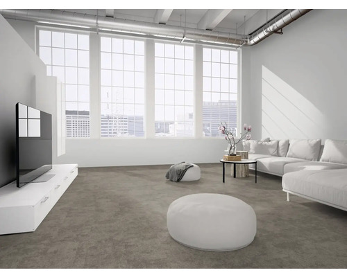 Modernes, helles Wohnzimmer im industriellen Loft-Stil mit grauem Teppichboden, großen Fenstern, weißem Ecksofa und weißem TV-Unterschrank.