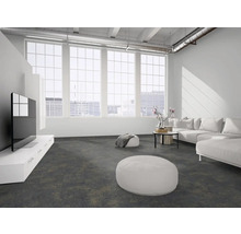 Modernes Wohnzimmer im Loft-Stil mit dunklem, texturiertem Boden, großen Fenstern, weißem Sofa, Sitzhockern und hellem TV-Unterschrank.