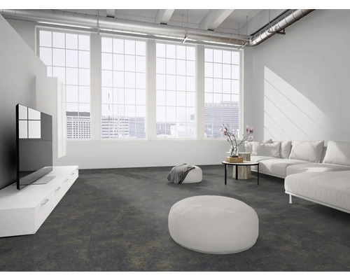 Modernes Wohnzimmer im Loft-Stil mit dunklem, texturiertem Boden, großen Fenstern, weißem Sofa, Sitzhockern und hellem TV-Unterschrank.