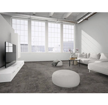 Hell eingerichtetes Wohnzimmer im Loft-Stil mit dunklem Teppichboden, großen Fenstern und weißem Sofa.