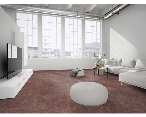 Modernes Wohnzimmer mit rötlich-braunem Teppichboden, weißem Sofa und großflächigen Fenstern im Loft-Design.