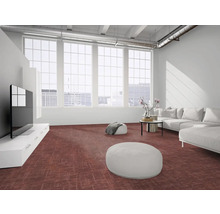 Wohnzimmer im Industriestil mit großen Fenstern, rotbraunem Teppichboden mit Muster, weißem Ecksofa und Fernsehmöbel.