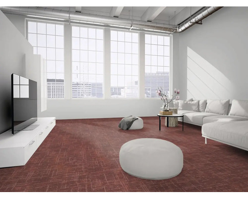 Wohnzimmer im Industriestil mit großen Fenstern, rotbraunem Teppichboden mit Muster, weißem Ecksofa und Fernsehmöbel.