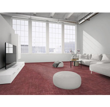 Modernes Wohnzimmer im Loft-Stil mit rotem gemustertem Teppichboden, weißem Sofa und großen Fensterfronten.