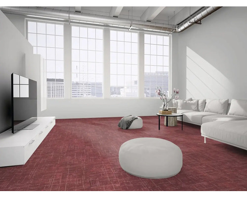 Modernes Wohnzimmer im Loft-Stil mit rotem gemustertem Teppichboden, weißem Sofa und großen Fensterfronten.