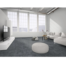 Moderner Wohnbereich im Loft-Stil mit grauem Teppichboden, weißem Sofa, Sitzpuffs und großen Fenstern mit Stadtblick. Hell und geräumig.