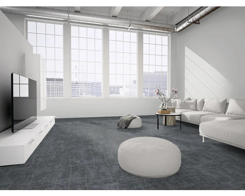 Moderner Wohnbereich im Loft-Stil mit grauem Teppichboden, weißem Sofa, Sitzpuffs und großen Fenstern mit Stadtblick. Hell und geräumig.