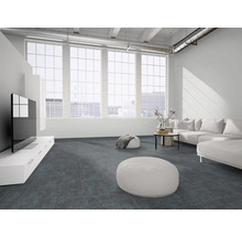 Modernes, helles Wohnzimmer mit grauem Teppichboden, weißem Sofa, flachem TV-Board und großen Fenstern im Loft-Stil.