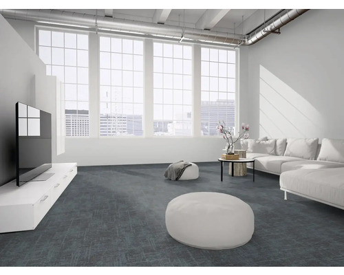 Modernes, helles Wohnzimmer mit grauem Teppichboden, weißem Sofa, flachem TV-Board und großen Fenstern im Loft-Stil.