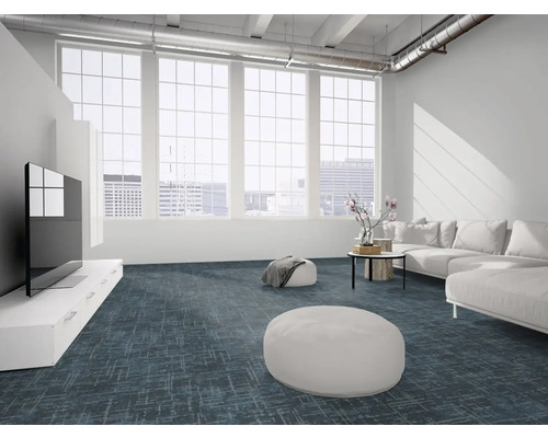 Moderner Loft-Raum mit blauem Teppichboden, weißem Sofa, flachem TV-Board und großen Fenstern in heller, minimalistischer Atmosphäre.