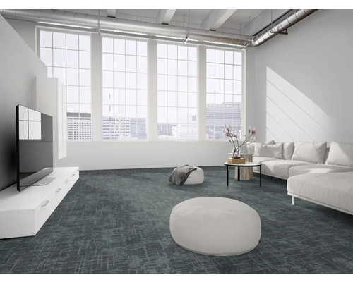 Modernes Wohnzimmer mit dunkelblauen Teppichfliesen, weißem Sofa und großen Fenstern im Industriestil.