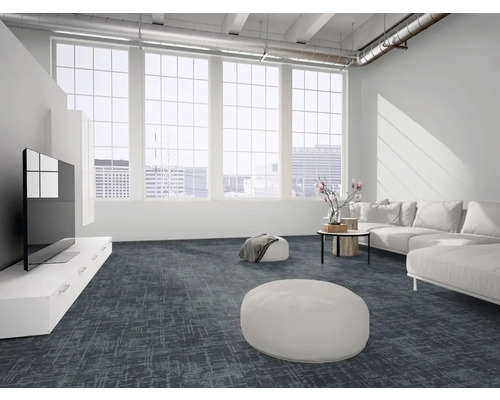 Modernes, helles Wohnzimmer mit dunkel gemusterten Teppichfliesen, weißem Sofa, großen Fenstern und industriellen Deckenrohren.