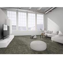 Dunkelgraue strukturierte Teppichfliesen in einem hellen, modern eingerichteten Wohnzimmer im Loft-Stil mit weißem Sofa und großen Fenstern.