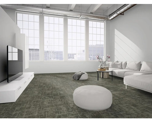 Dunkelgraue strukturierte Teppichfliesen in einem hellen, modern eingerichteten Wohnzimmer im Loft-Stil mit weißem Sofa und großen Fenstern.