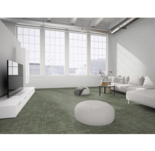 Modernes helles Wohnzimmer im Industriestil mit grün gemustertem Teppichboden, weißem Sofa, großen Fensterfronten und weißem Lowboard.