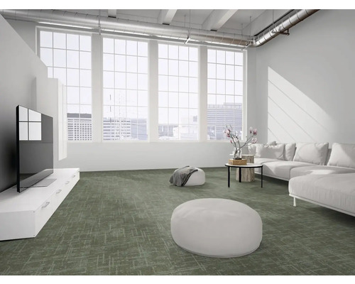 Modernes helles Wohnzimmer im Industriestil mit grün gemustertem Teppichboden, weißem Sofa, großen Fensterfronten und weißem Lowboard.