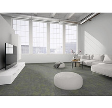 Modernes, helles Wohnzimmer mit grauen Teppichfliesen, weißem Sofa, großen Fensterfronten und industrieller Decke.
