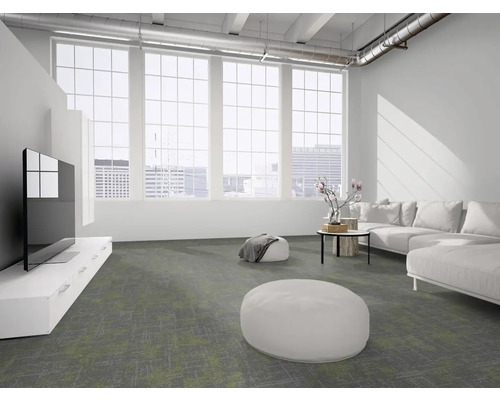 Modernes, helles Wohnzimmer mit grauen Teppichfliesen, weißem Sofa, großen Fensterfronten und industrieller Decke.