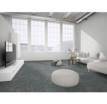 Großes, helles Wohnzimmer im Loft-Stil mit grauem Teppichboden, modernen weißen Möbeln und einer großen Fensterfront.