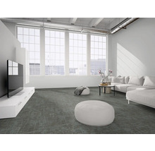 Heller Wohnraum im Loft-Stil mit grauem, strukturiertem Teppichboden, großen Sprossenfenstern, weißem Sofa und modernem Fernsehmöbel.