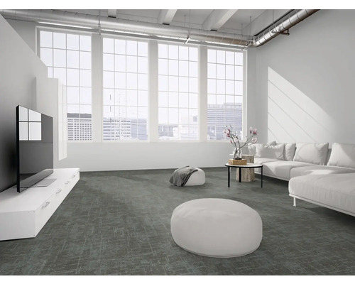 Heller Wohnraum im Loft-Stil mit grauem, strukturiertem Teppichboden, großen Sprossenfenstern, weißem Sofa und modernem Fernsehmöbel.