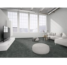 Heller, geräumiger Wohnbereich im Loft-Stil mit strukturiertem anthrazitfarbenem Teppich, weißem Sofa und großen Fensterfronten.