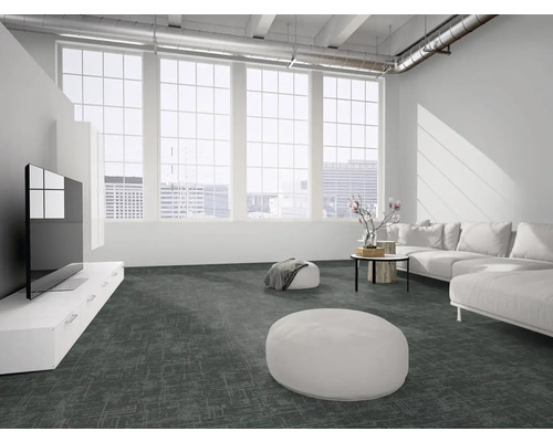 Heller, geräumiger Wohnbereich im Loft-Stil mit strukturiertem anthrazitfarbenem Teppich, weißem Sofa und großen Fensterfronten.