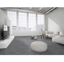 Helles, modernes Wohnzimmer mit strukturiertem, grauem Teppichboden, weißer Couchlandschaft, TV-Board und großen Fenstern im industriellen Loft-Stil.