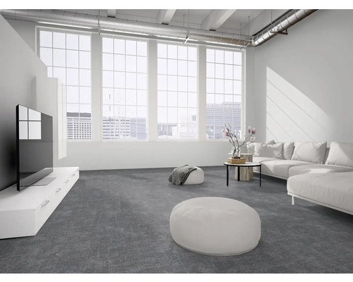 Helles, modernes Wohnzimmer mit strukturiertem, grauem Teppichboden, weißer Couchlandschaft, TV-Board und großen Fenstern im industriellen Loft-Stil.