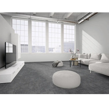 Heller geräumiger Wohnraum mit dunkelgrauen Teppichfliesen, weißem Sofa, großen Industriefenstern und minimalistischen Möbeln im modernen Stil.