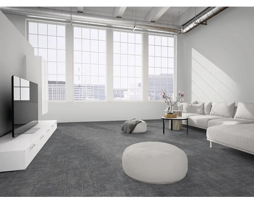 Heller geräumiger Wohnraum mit dunkelgrauen Teppichfliesen, weißem Sofa, großen Industriefenstern und minimalistischen Möbeln im modernen Stil.