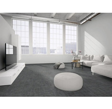 Modernes, helles Wohnzimmer im Industriestil mit grauem Teppichboden, großen Fensterfronten, weißem Sofa und sichtbaren Lüftungsrohren.