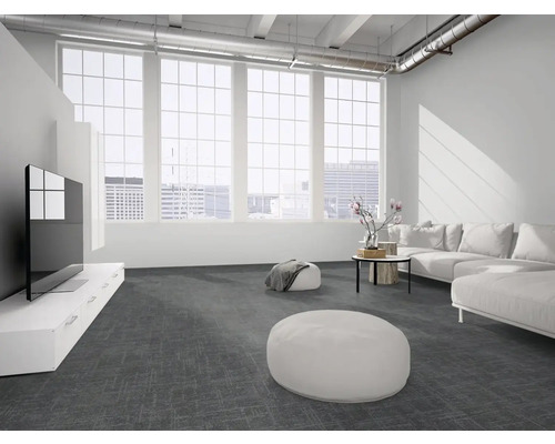 Modernes, helles Wohnzimmer im Industriestil mit grauem Teppichboden, großen Fensterfronten, weißem Sofa und sichtbaren Lüftungsrohren.